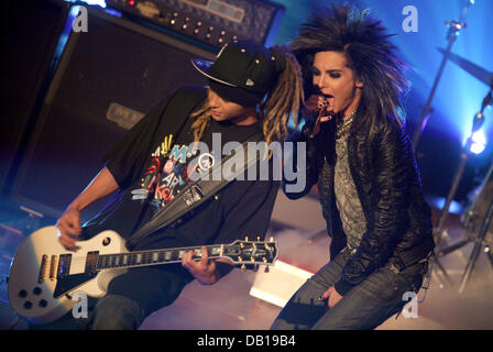 Twins of German pop rock band 'Tokio Hotel', Bill Kaulitz (R) and Tom Kaulitz, perform during the recording of television series 'Unsere Besten - Musikstars aller Zeiten' (literally: Our Best - Musicians of all time) for German television channel 'ZDF' in Berlin, Germany, 22 November 2007. Photo: Rainer Jensen Stock Photo