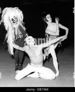 Werner, Margot, 8.12.1937 - 1.7.2012, Austrian dancer and singer, half length, with Winfried Krisch, Ana Cardus, in ballet 'Gesang der Nachtigall' (Song of the Nightingale), National Theatre, Munich, 1970s, Stock Photo