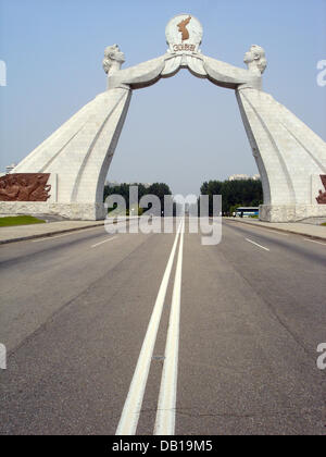 View on the 'Monument to Three Charters for National Reunification' in Pyongyang, North Korea, 12 September 2007. The monument has engraved the three conditions demanded by the North for a reunited Korea being 1. Each of both states should remain sovereign in a condfederation, 2. The rapprochement is to happen on a peaceful way, and 3. without any external influence. Photo: Thomas  Stock Photo