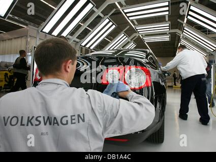 Employees of 'Volkswagen RUS' polish a new 'VW Passat' in Kaluga, Russia, 28 November 2007. The car was produced in the new Volkswagen factory in Kaluga. The factory cost more than 500 million euros and will have full capacity utilisation in 2009, producing 150.000 cars a year. Photo: JOCHEN LUEBKE Stock Photo