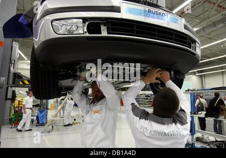 Employees of 'Volkswagen RUS' mount a new 'VW Passat' in Kaluga, Russia, 28 November 2007. The car was produced in the new Volkswagen factory in Kaluga. The factory cost more than 500 million euros and will have full capacity utilisation in 2009, producing 150.000 cars a year. Photo: JOCHEN LUEBKE Stock Photo