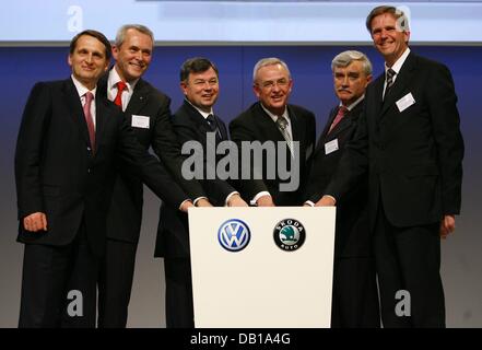 Vice Prime Minister of the Russian Federation, Sergey Naryschkin (L-R), CEO of 'Skoda Auto', Reinhard Jung, governor of Kaluga, Anatoli Atamanov, CEO of 'Volkswagen AG', Martin Winterkorn, governor general of Central Russia, Georgi Sergeyewitsch Poltavtschenko and 'VW' Senior Executive President Production, Jochen Heizmann start the 'VW' factory production in Kaluga, Russia, 28 Nov Stock Photo