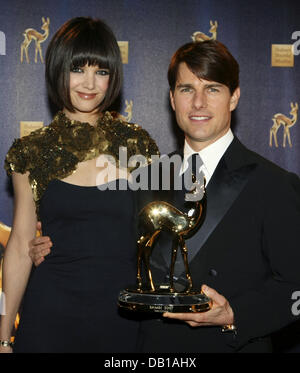 American actor Tom Cruise poses with his wife actress Katie Holmes and his 'Courage' award prior to the 59th annual Bambi Awards ceremony in Duesseldorf, Germany, 29 November 2007. Photo: Thorsten Zimmermann/Hubert Burda Media (Handout) Stock Photo