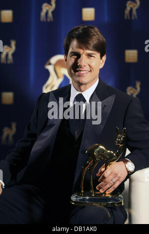 American actor Tom Cruise already poses with his 'Courage' award prior to the beginning of 59th annual Bambi Awards ceremony in Duesseldorf, Germany, 29 November 2007. Photo: Thorsten Zimmermann/Hubert Burda Media (Handout) Stock Photo