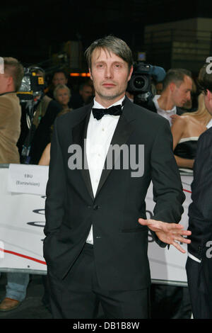 Danish actor Mads Mikkelsen poses on the red carpet as he arrives at the 20th European Film Awards ceremony in Berlin, Germany, 01 December 2007. The European Film Awards are presented by the European Film Academy in Berlin and another European city in an annual alternation. Photo: Jens Kalaene Stock Photo