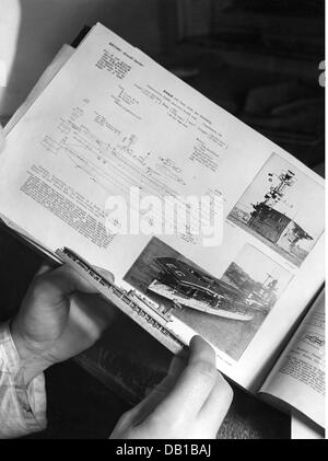 Nazism / National Socialism, military, navy, training, miniature of the British aircraft carrier HMS 'Eagle', comparing it with the data sheet, 2nd half 1930s, Additional-Rights-Clearences-Not Available Stock Photo