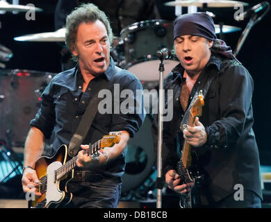 US-American rock singer Bruce Springsteen (L) performs with guitarist Steven van Zandt during a tour concert at the SAP Arena in Mannheim, Germany, 02 December 2007. After having started his Europe tour in Madrid, Springsteen presents his new album 'Magic' at two concerts in Germany in Mannheim and Cologne. Photo: Ronald Wittek Stock Photo
