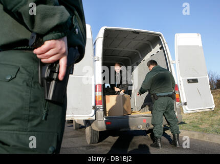 Two German customs officers check a Polish van on autobahn A12 near the border of Frankfurt Oder, Germany, 28 November 2007. Some 300 mobile custom officers are present in the rear of the German-Polish border in spite of border controls have been discontinued since the EU's eastward enlargement. In 2007, some 67 million smuggled cigarettes were seized. Photo: Patrick Pleul Stock Photo