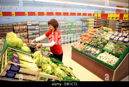 An employee is pictured at a Penny supermarket in Huerth, Germany, 4 December 2007. Penny is a discount supermarket chain owned by the Rewe group. Photo: Rolf Vennenbernd Stock Photo