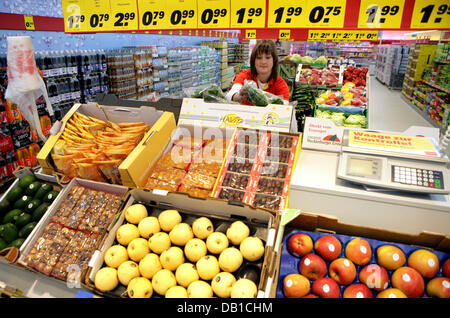 An employee pictured at a Penny supermarket in Huerth, Germany, 04 December 2007. Penny is a discount supermarket chain owned by the Rewe group. Photo: Rolf Vennenbernd Stock Photo