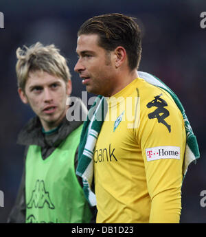 Aaron Hunt (L) and goalkeeper Tim Wiese of Bremen are disappointed after the Bundesliga match Hanover 96 vs Werder Bremen at AWD-Arena stadium in Hanover, Germany, 08 December 2007. Hanover defeated Bremen 4-3. Photo: Friso Gentsch