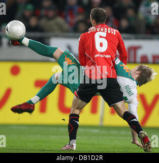 Steven Cerundolo (front) of Hanover vies for the ball with Aaron Hunt of Bremen during the Bundesliga match Hanover 96 vs Werder Bremen at AWD-Arena stadium in Hanover, Germany, 08 December 2007. Hanover defeated Bremen 4-3. Photo: Friso Gentsch