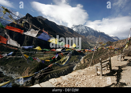 Banderas tibetanas con mantra Fotografía de stock - Alamy