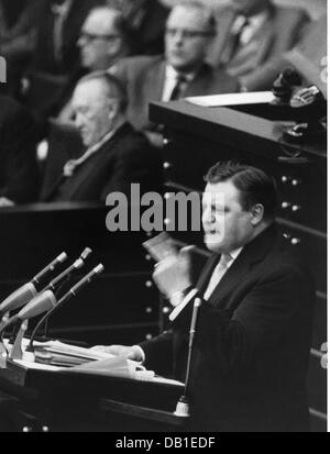 Strauss, Franz Josef, 6.9.1915 - 3.10.1988, German politician (CSU), federal minister for defence 16.10.1956 - 9.1.1963, speech in the Federal Diet, debate about the  and the nuclear armament of the Bundeswehr, Bonn, 23.1.1958, Stock Photo