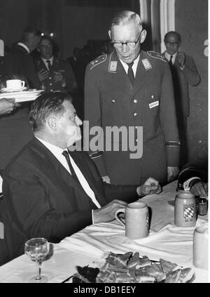 Strauss, Franz Josef, 6.9.1915 - 3.10.1988, German politician,  (, CSU), Federal Minister of Defence 16.10.1956 - 9.1.1963, with major Bertam, international air show, Fürstenfeldbruck, 24.9.1961, Stock Photo