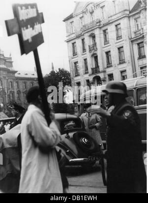 demonstrations, Germany, manifestation of the German federation of trade unions for the operational co-determination, protester and policeman, Karlsplatz, Munich, Germany, 26.5.1952, Additional-Rights-Clearences-Not Available Stock Photo