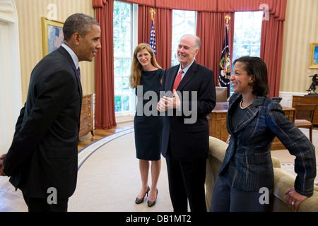 US President Barack Obama talks with, from left: Samantha Power, former Senior Director for Multilateral Affairs and Human Rights; National Security Advisor Tom Donilon; and Susan Rice, US Permanent Representative to the United Nations in the Oval Office June 5, 2013 in Washington, DC. Stock Photo
