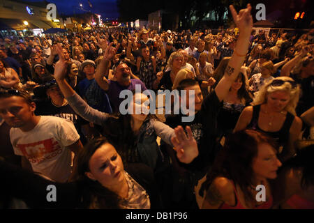 Prescott, AZ, USA. 21st July, 2013. The crowd dances during 'Prescott Strong' in Prescott, Arizona. The 8 hour concert benefit honored the 19 Granite Mountain Hotshots killed in the Yarnell fire. Credit:  Krista Kennell/ZUMAPRESS.com/Alamy Live News Stock Photo