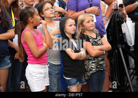 Prescott, AZ, USA. 21st July, 2013. Girls listen to speakers onstage during 'Prescott Strong' in Prescott, Arizona. The 8 hour concert benefit honored the 19 Granite Mountain Hotshots killed in the Yarnell fire. Credit:  Krista Kennell/ZUMAPRESS.com/Alamy Live News Stock Photo