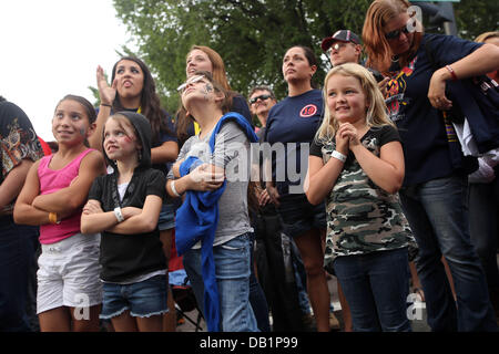 Prescott, AZ, USA. 21st July, 2013. Girls watch singers onstage during 'Prescott Strong' in Prescott, Arizona. The 8 hour concert benefit honored the 19 Granite Mountain Hotshots killed in the Yarnell fire. Credit:  Krista Kennell/ZUMAPRESS.com/Alamy Live News Stock Photo