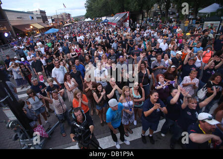 Prescott, AZ, USA. 21st July, 2013. The crowd dances during 'Prescott Strong' in Prescott, Arizona. The 8 hour concert benefit honored the 19 Granite Mountain Hotshots killed in the Yarnell fire. Credit:  Krista Kennell/ZUMAPRESS.com/Alamy Live News Stock Photo