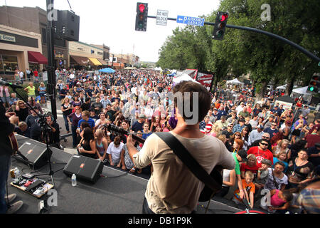 Prescott, AZ, USA. 21st July, 2013. Musicians play for thousands during 'Prescott Strong' in Prescott, Arizona. The concert honored 19 Granite Mountain Hotshots killed in the Yarnell fire during an 8 hour benefit concert. Credit:  Krista Kennell/ZUMAPRESS.com/Alamy Live News Stock Photo