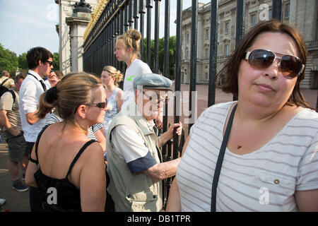 London, UK. Monday 22nd July 2013. Tourists outside Buckingham Palace awaiting news on the day that Kate Middleton Duchess of Cambridge was taken into hospital after going into labour. © Michael Kemp/Alamy Live News Stock Photo