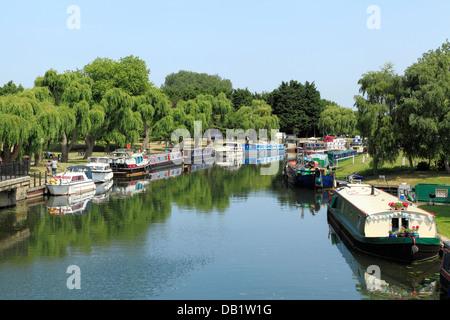 Ely, River Ouse, barges and boats,  English rivers riverside pubs inns pub, Cambridgeshire England UK Stock Photo