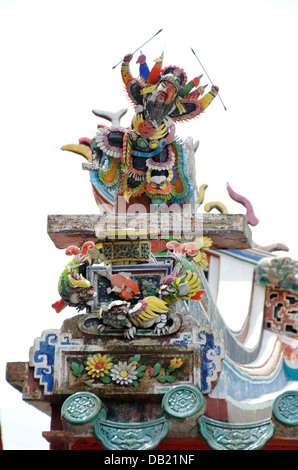 Roof top decoration at the Hong San Chinese Temple in Kuching, Sarawak, Malaysia Stock Photo