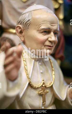 Pope John Paul II carved from wood blesses the masses in Oberammergau, Germany, 10 December 2007. Oberammergau, venue of the world-famous Passion Play, is widely recognised for its wood sculptors tradition. Photo: Tobias Hase Stock Photo