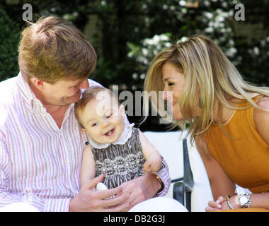 Crown Prince Willem-Alexander and his wife Princess Maxima play with their youngest daughter Princess Ariane during a photocall in Buenos Aires, Argentina, 22December 2007. The royal family is in Buenos Aires to spend their holidays and to visit Princess Maxima's relatives. Photo: Albert Nieboer NETHERLANDS OUT Stock Photo