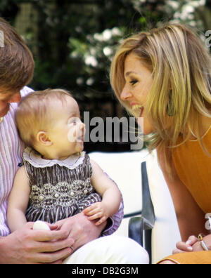 Crown Prince Willem-Alexander and his wife Princess Maxima play with their youngest daughter Princess Ariane during a photocall in Buenos Aires, Argentina, 22December 2007. The royal family is in Buenos Aires to spend their holidays and to visit Princess Maxima's relatives. Photo: Albert Nieboer NETHERLANDS OUT Stock Photo