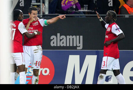 Robin van Persie (C) of Arsenal celebrates 0-1 goal with Bacary Sagna (r) and Gervinho during the Champions League group F soccer match between Borussia Dortmund and Arsenal FC at Signal-Iduna-Park stadium in Dortmund, Germany, 13 September 2011. Photo: Roland Weihrauch dpa/lnw  +++(c) dpa - Bildfunk+++ Stock Photo