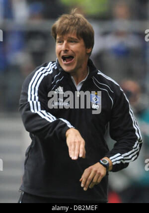Hamburg's head coach Michael Oenning stands on the sidelines during the German Bundesliga match between Hamburg SV and Borussia Moenchengladbach at Imtech Arena in Hamburg, Germany, 17 September 2011. HSV was defeated 0-1. Photo: MARCUS BRANDT (ATTENTION: EMBARGO CONDITIONS! The DFL permits the further utilisation of the pictures in IPTV, mobile services and other new technologies  Stock Photo