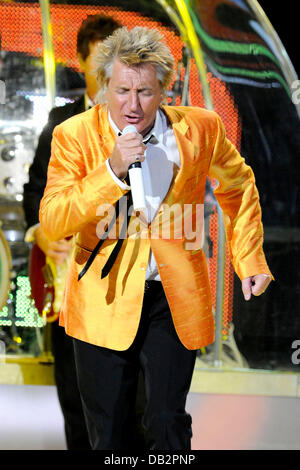 Rod Stewart  performing on stage at The Air Canada Centre Toronto, Canada - 02.04.11 Stock Photo