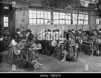 industry, tobacco, spinning of tobacco in a tobacco factory, from: 'Die Woche', Berlin, Germany, 1901, Additional-Rights-Clearences-Not Available Stock Photo