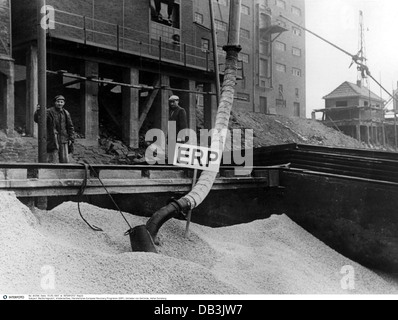 postwar period, reconstruction, European Recovery Program (ERP), barge with corn is unloaded at the inland port of Duisburg, Ruhr, West Germany, circa 1950, Additional-Rights-Clearences-Not Available Stock Photo
