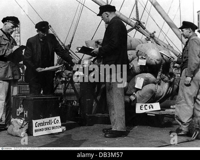 postwar period, reconstruction, European Recovery Program (ERP), inspectors checking a load of peanuts, Bremerhaven, West Germany, circa 1950, Additional-Rights-Clearences-Not Available Stock Photo
