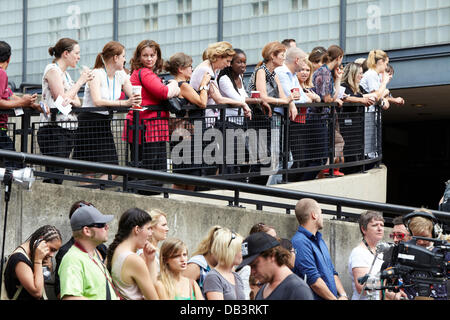 London, UK. 23rd July 2013. People wait outside the Lindo wing of St Mary's Hospital Paddington, to catch a gimpse of the royal baby. Tuesday 23rd July 2013 Credit:  Sam Barnes/Alamy Live News Stock Photo