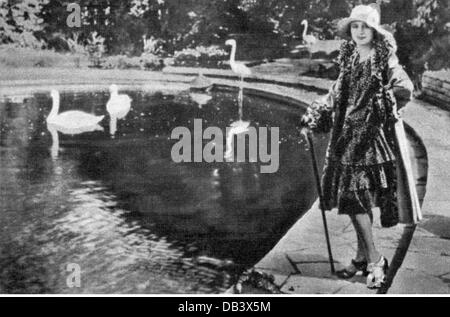 Pavlova, Anna, 12.2.1881 - 23.1.1931, Russian dancer, full length, in the garden of her home in London, 1920s, Stock Photo