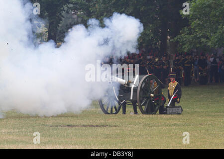 London, UK. 23rd July 2013. The King's Troop Royal Horse Artillery fire a 41 gun salute in Green park to mark the birth of the son to the Duke and Duchess of Cambridge on July 22nd at St Mary's hospital Paddington Credit:  amer ghazzal/Alamy Live News Stock Photo