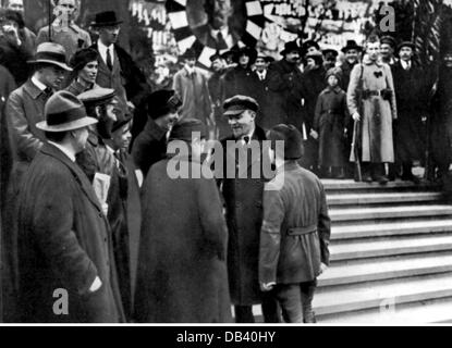 Vladimir Lenin on the Red Square in Moscow on November 7 1918. Lenin ...