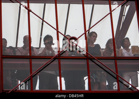 London, UK. 23rd July 2013. General view, well wishers at St. Mary's Hospital waiting for the Duke and Duchess of Cambridge with newborn son. 23rd July 2013, London, UK Credit:  martyn wheatley/Alamy Live News Stock Photo