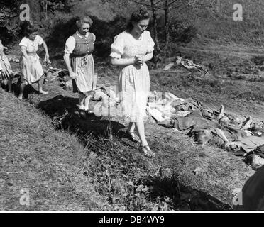 Nazism / National Socialism, crimes, murder of forced labourers in the vicinity Passau, Bavaria, women from Passau have to walk by the dead bodies, 17.5.1945, Additional-Rights-Clearences-Not Available Stock Photo