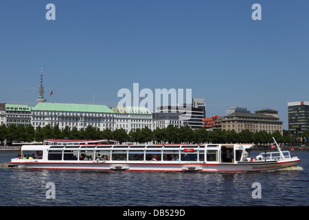 A boat cruises on the Inner Alster lake (Innenalster) in Hamburg, Germany. Stock Photo