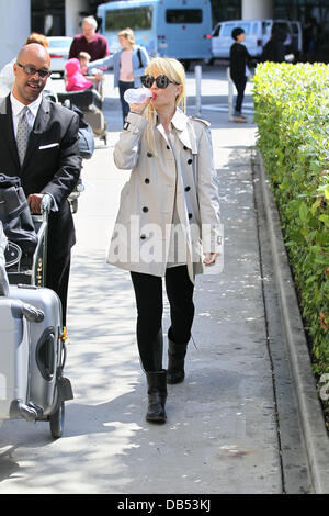 Mena Suvari arrives at LAX on an international flight from London Los Angeles, California - 23.04.11 Stock Photo