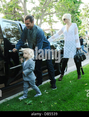 Gwen Stefani, husband Gavin Rossdale and their son Zuma leaving Gwen's mother's house after having a family Easter dinner in Larchmont Los Angeles, California, USA - 24.04.11 Stock Photo