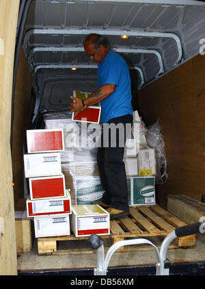 Champagne is delivered to The Goring Hotel where Kate Middleton will stay the night before her wedding to Prince William London, England - 26.04.11 Stock Photo