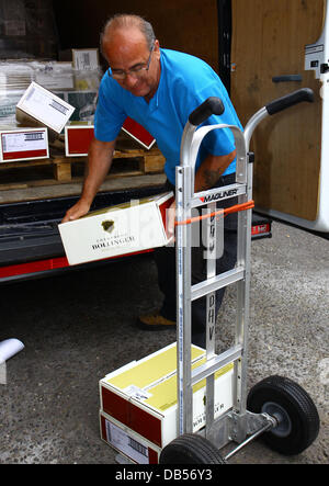 Champagne is delivered to The Goring Hotel where Kate Middleton will stay the night before her wedding to Prince William London, England - 26.04.11 Stock Photo