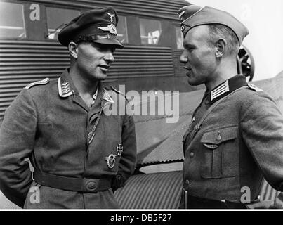 events, Second World War / WWII, aerial warfare, persons, a pilot of a German Junkers Ju 52 transport plane talking with the leader of sapper raiding patrol, during a manoeuvre, circa 1940, Additional-Rights-Clearences-Not Available Stock Photo